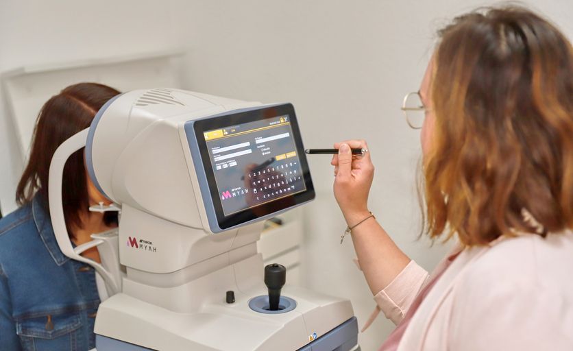 Professionelle Augenvermessung beim Optiker für eine präzise Brillenanpassung