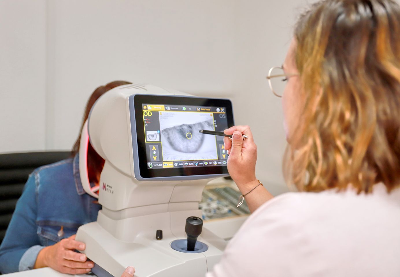 Digitale Sehanalyse beim Optiker mit innovativen Messgeräten