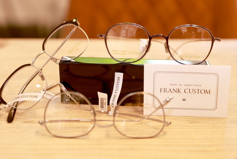 Moderne Brillenfassungen im Optikergeschäft mit stilvoller Brillenauswahl von Frank Custom