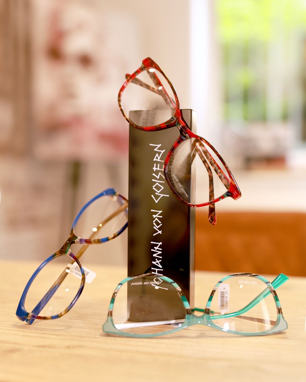 Auf einem Tisch befinden sich drei Brillen und eine Box mit der Aufschrift Johann von Goisern