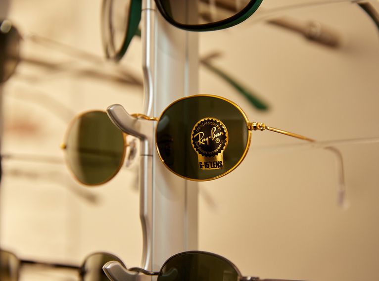 Sonnenbrillen in verschiedenen Modellen unter anderem von der Marke Ray-Ban auf einem Brillenständer