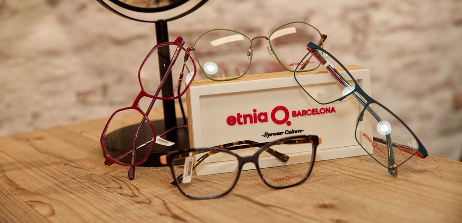 Stilvolle Brillen im Retro Design von Etnia Barcelona auf einem Markenschild und vor einem kleinen Standspiegel