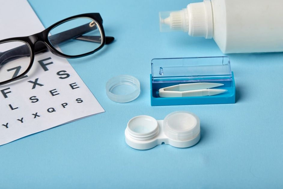 Kontaktlinsen mit Reinigungszubehör für hygienische Anwendung