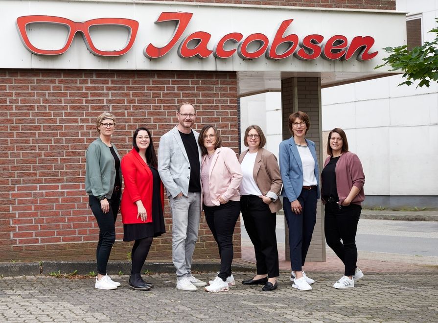 Team eines Augenoptikgeschäfts mit freundlicher und kompetenter Beratung